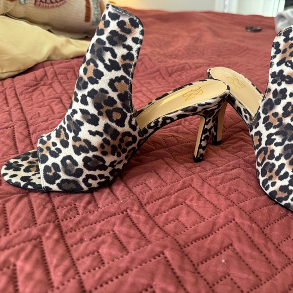 FUN leopard heels | size 6 | New York and company - Picture 2 of 5